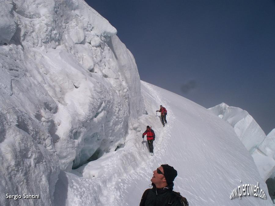 22 Passando sotto i seracchi reggeranno.JPG - 22 Passando sotto i seracchi... reggeranno?